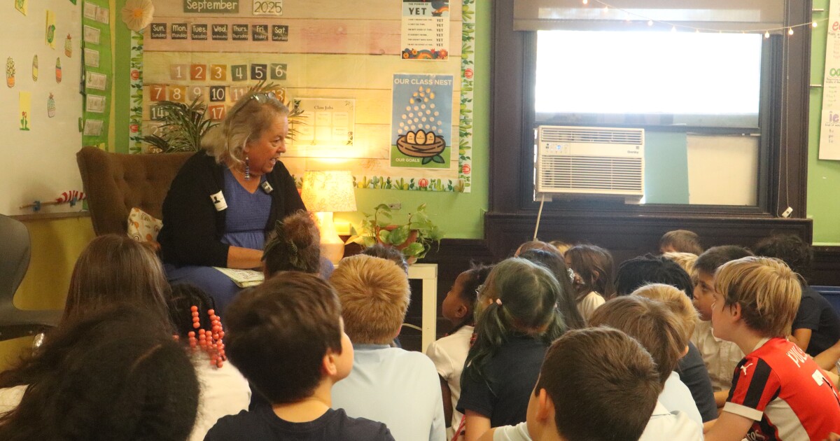 생태 학자, 저자 Robin Wall Kimmerer는 환경 차터 스쿨을 방문하여 자연에 대한 사랑을 고무시킵니다.