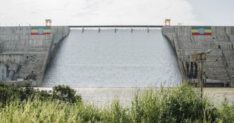에티오피아는 지역의 긴장 속에서 아프리카의 가장 큰 댐을 개최합니다
    


