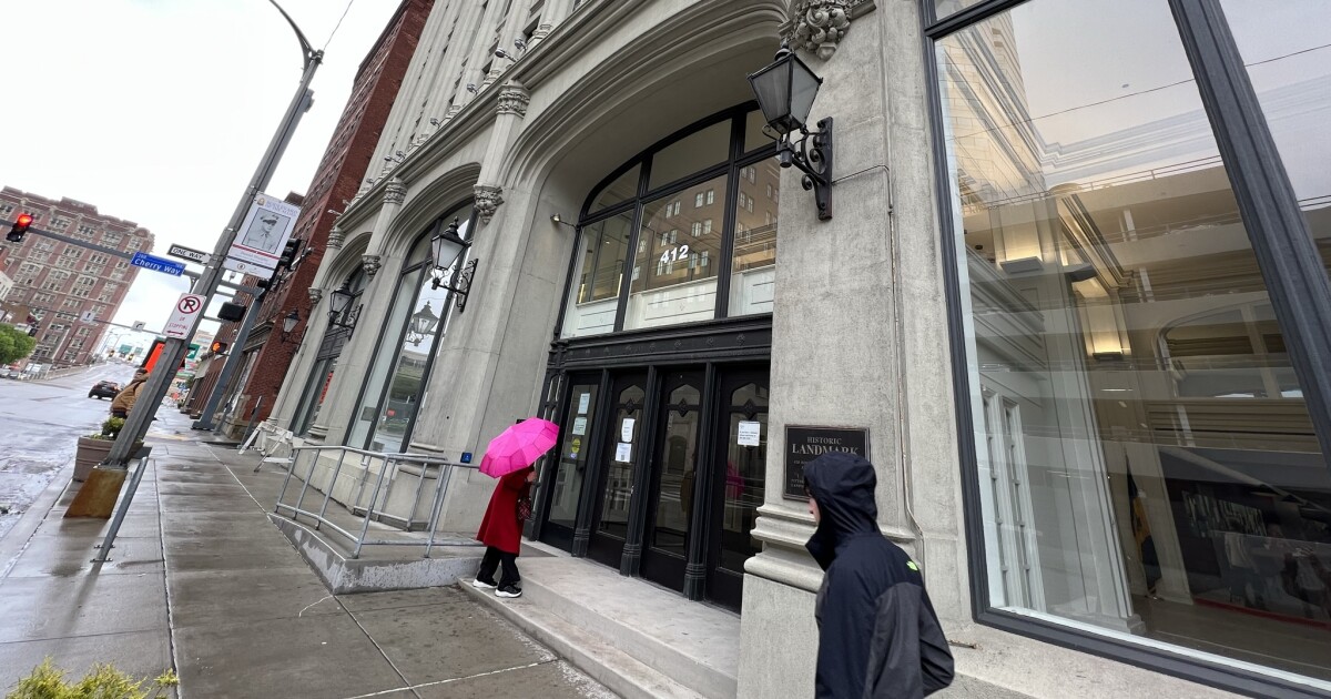 이메일은 피츠버그 주택 당국의 이사를 대체하기위한 지속적인 노력을 보여줍니다.