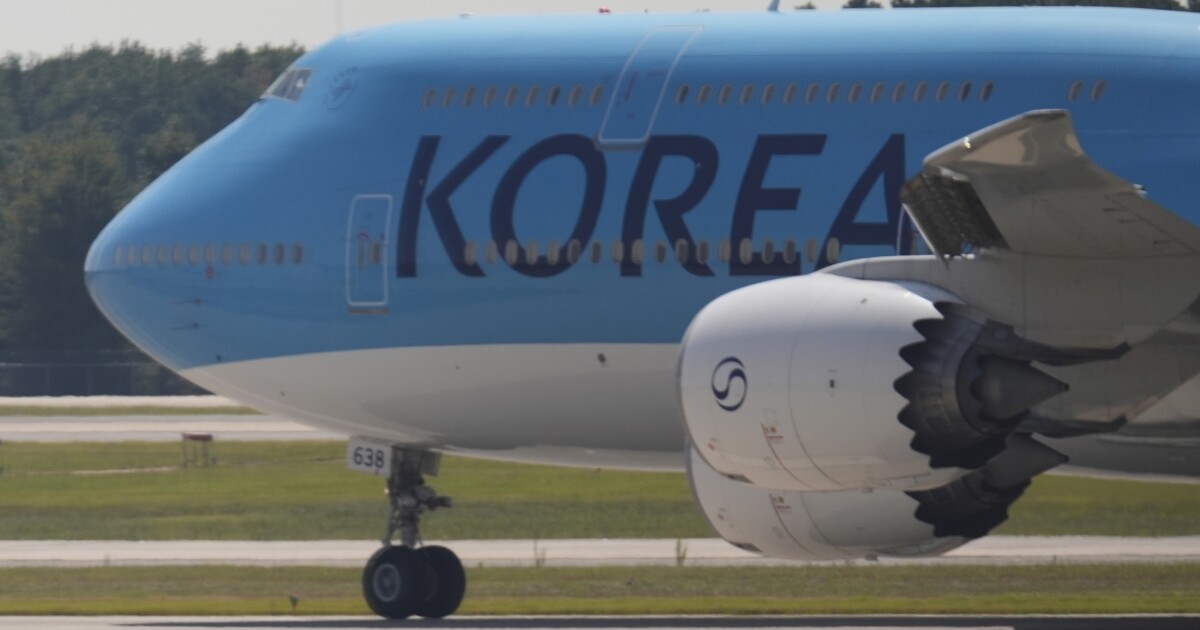 이민 공습에서 구금 된 한국 노동자들은 애틀랜타를 떠나 집으로 향합니다.