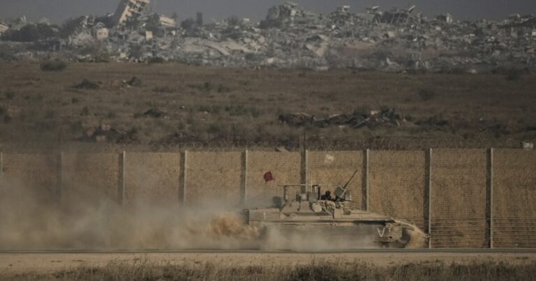 이스라엘은 가자 시티 지상 공세를 확장하여 수천 명의 팔레스타인 사람들을 밀어냅니다.
    


