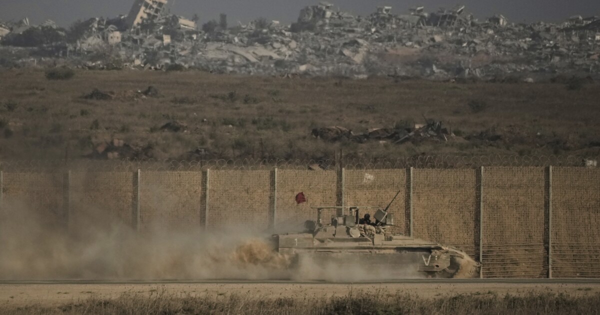 이스라엘은 가자 시티 지상 공세를 확장하여 수천 명의 팔레스타인 사람들을 밀어냅니다.