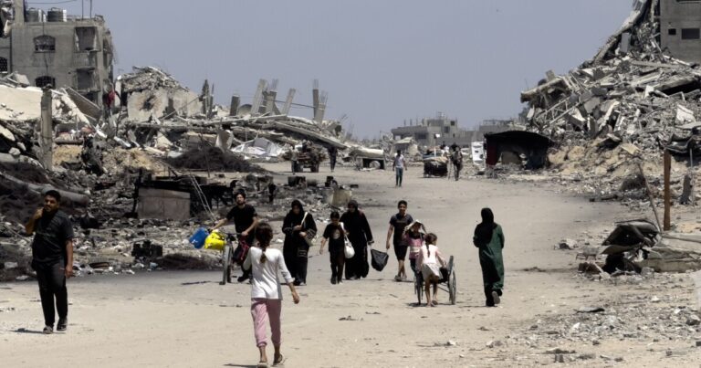 이스라엘은 가자 시티 지역을 폭파하고 있지만 사람들은 갈 곳이 없습니다.
    


