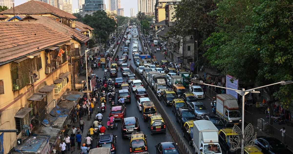 인도의 혼란스러운 운전자는 더 큰 경적으로 전환하고 있습니다