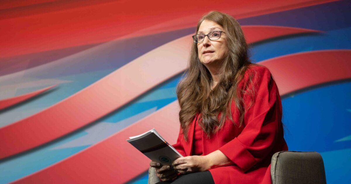 전문가들은 국토 안보부가 고용에 대한 신뢰성을 약화시킨다 고 선거 운동가