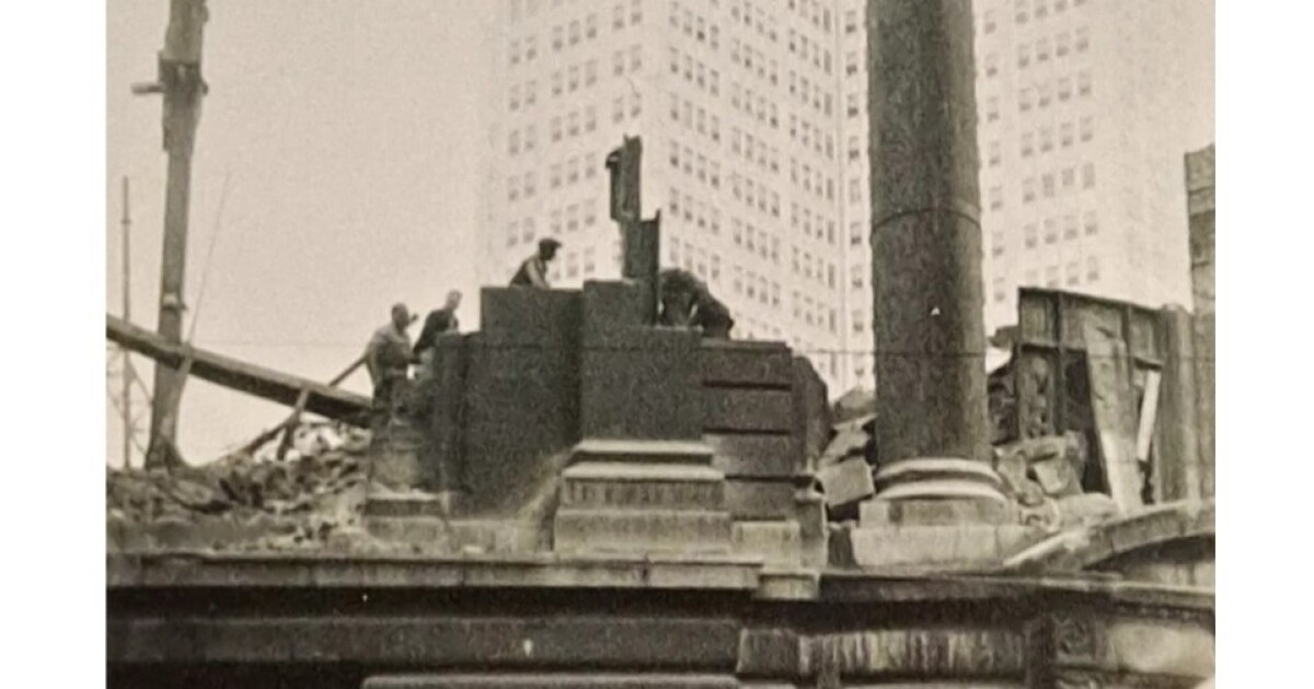 전시회는 수십 년 동안 피츠버그의 요점에 '눈'을 넣습니다