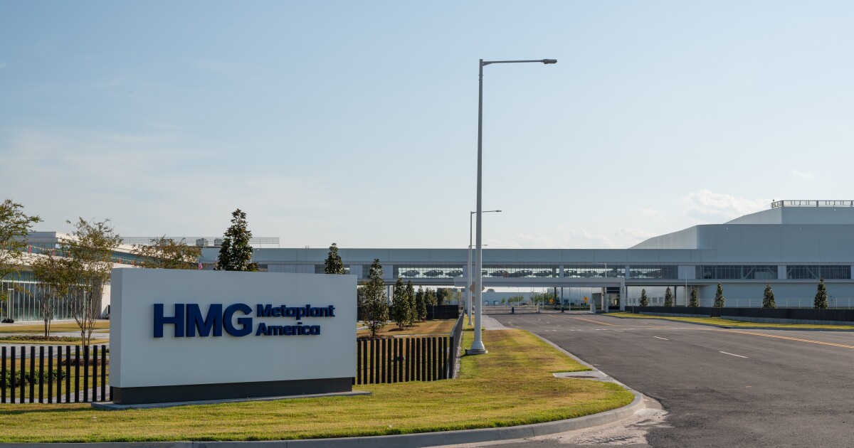 조지아 현대 공장에서 얼음으로 구금 된 300 명 이상의 노동자 집으로 비행기를 타는 한국 전세 비행기