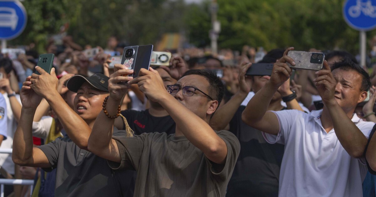 중국 대중은 세계적 지배를 구할 것인지 리더십을 공유 할 것인지에 대해 나뉩니다.