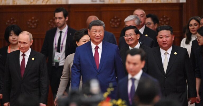 중국의 XI는 정교한 퍼레이드에서 군사력과 세계적 야망을 보여줍니다.
    


