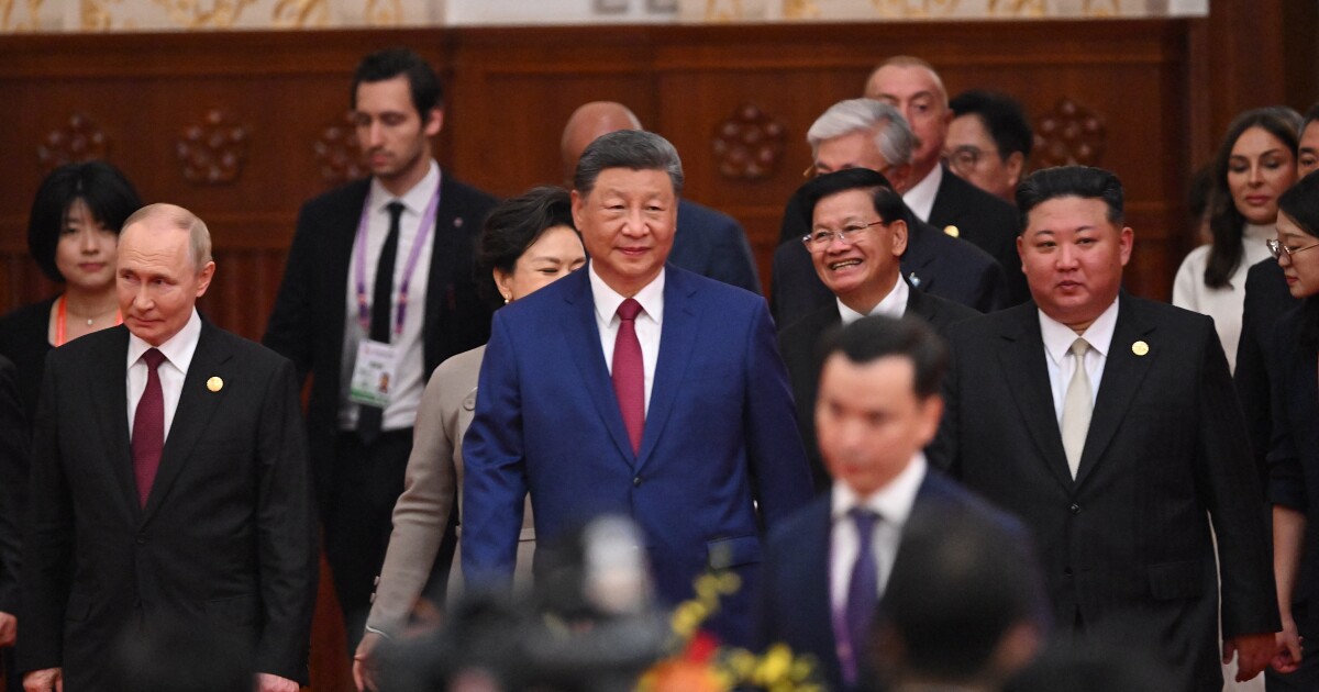 중국의 XI는 정교한 퍼레이드에서 군사력과 세계적 야망을 보여줍니다.