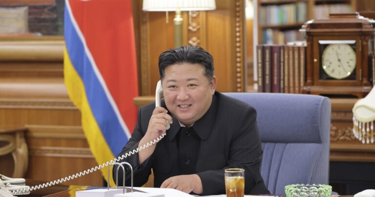 첫 번째로 Kim Jong Un은 푸틴과 XI와 함께 지도자 모임에 참석할 것입니다.
    


