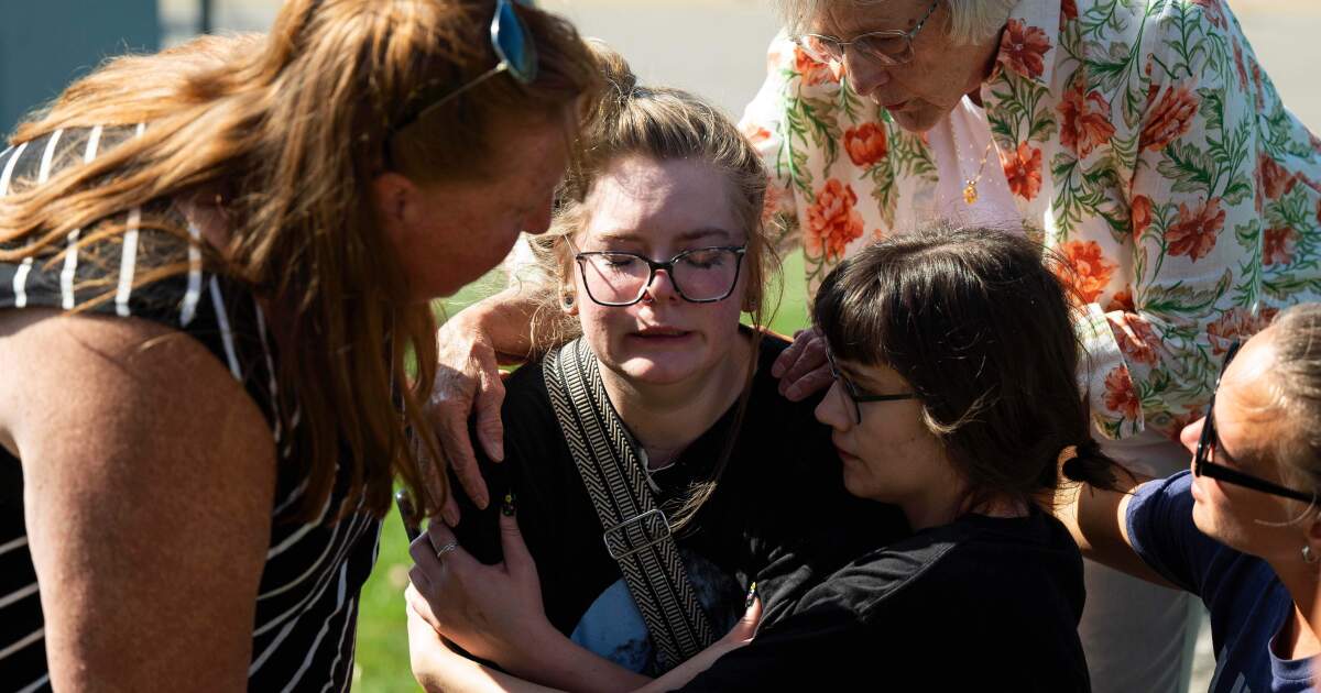 치명적인 교회 공격을 경험 한 미시간 공동체에서 월요일 마감 학교