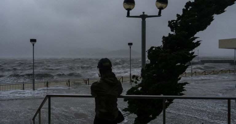 태풍 Ragasa는 홍콩과 중국 남부를 타자합니다
    


