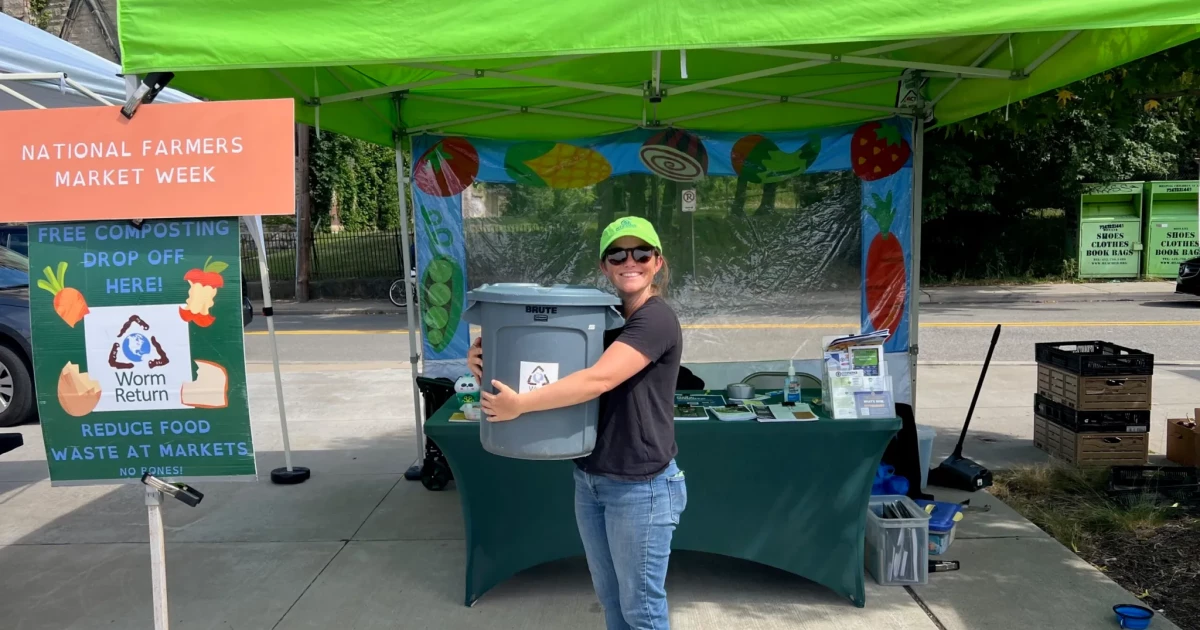 퇴비가 쉽습니다. 피츠버그 농민 시장에서 음식물 쓰레기를 떨어 뜨립니다.