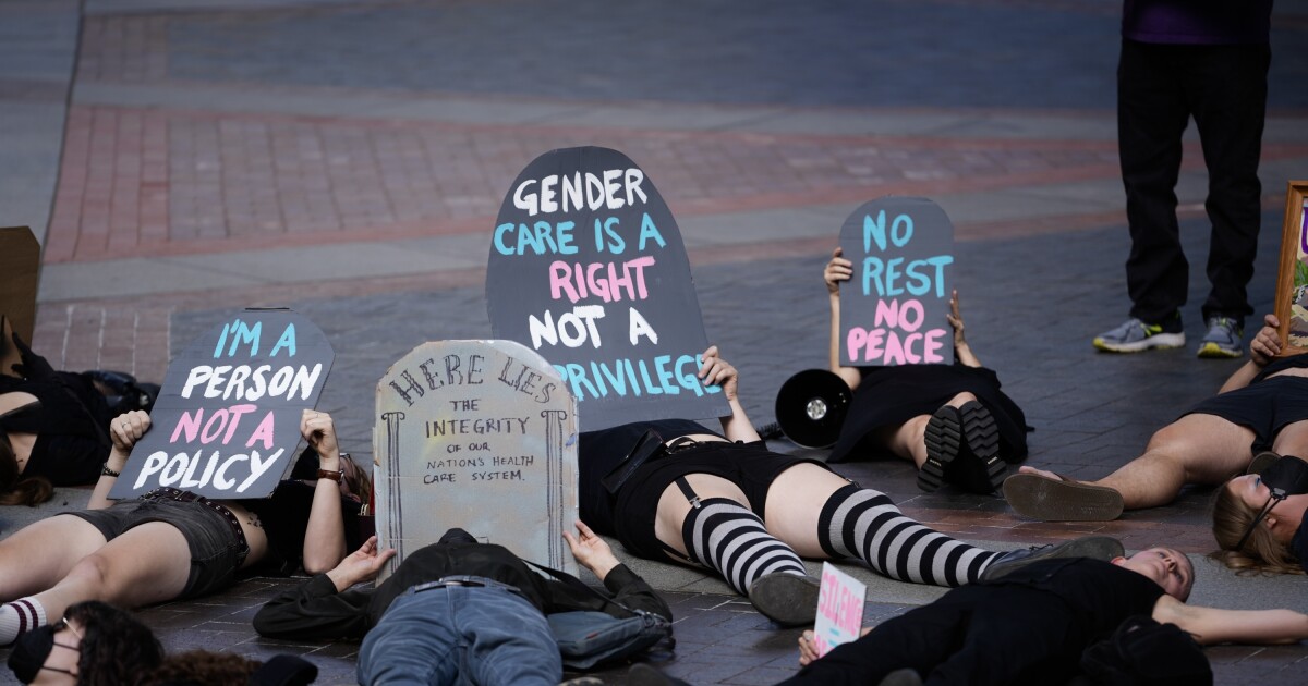 트랜스 환자는 성별 관리 치료 종료에 대한 UPMC에 대한 차별 불만을 제기합니다.