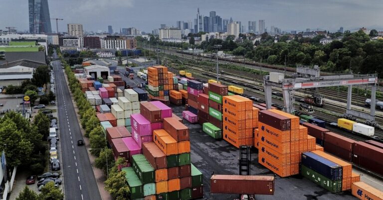 트럼프, 마약, 가정용 가구 및 대형 트럭에 대한 수입 세금
    


