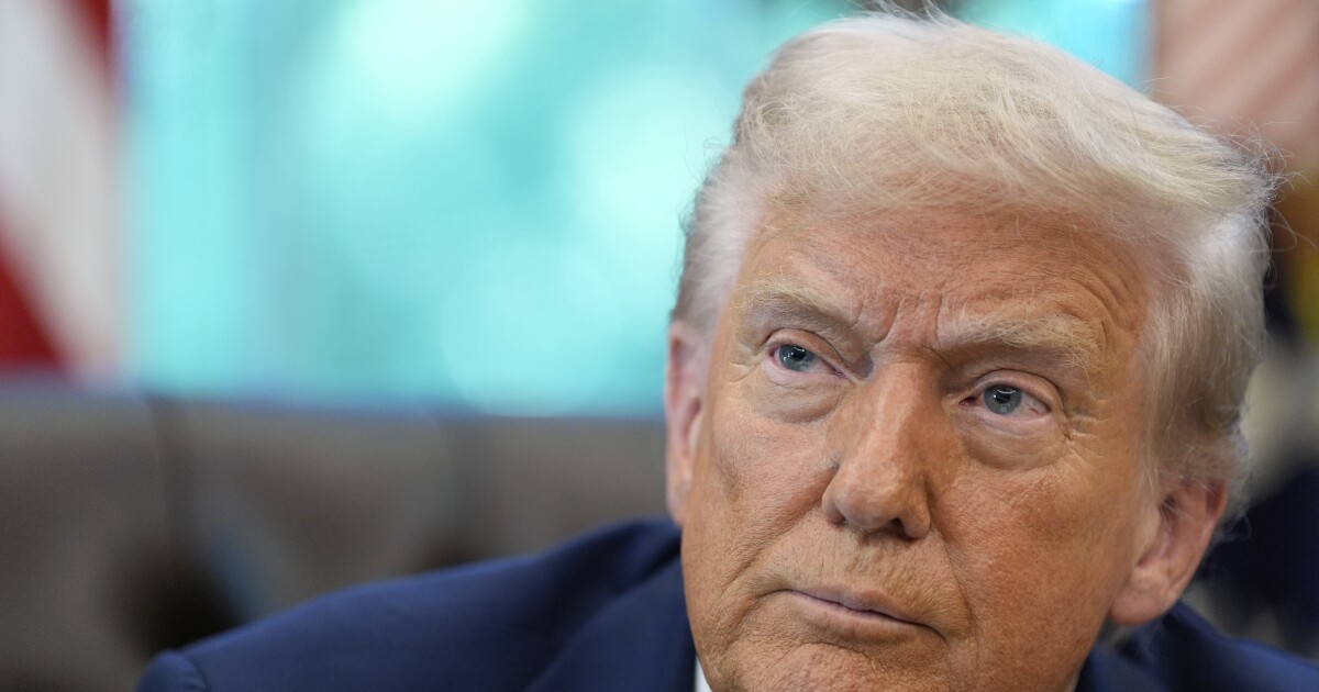 트럼프는 미군이 다른 약물 밀수 보트를 치명적으로 강타했다고 말했다.