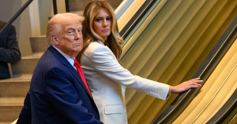 트럼프는 유엔을 '파괴'라고 비난하고있다. 유엔은 트럼프의 팀이 책임을 져야한다고 말합니다
    


