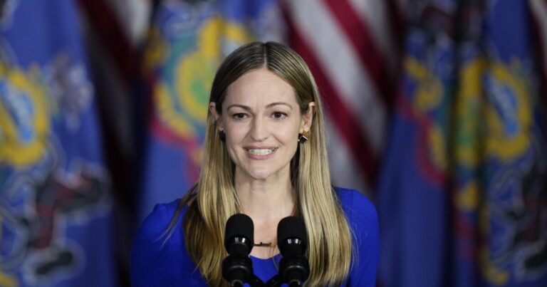 펜실베니아 민주당은 당의 입찰에서 미국의 집을 되 찾으려는 윙윙 거리는 소리를냅니다.
    


