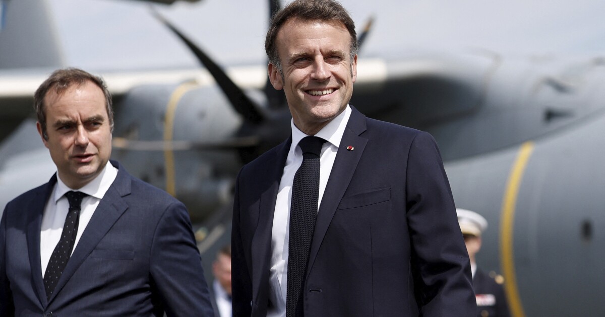 프랑스 대통령 엠마누엘 마크론 (Emmanuel Macron)은 국방 장관을 새로운 총리로 임명했다