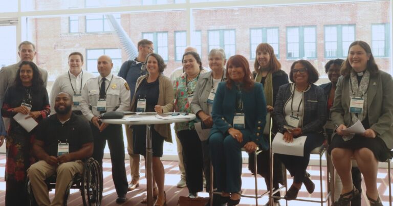 피츠버그 반 차별 연합 연합은 제 5 회 연례 Eradicate 증오 서밋에서 시작됩니다.
    


