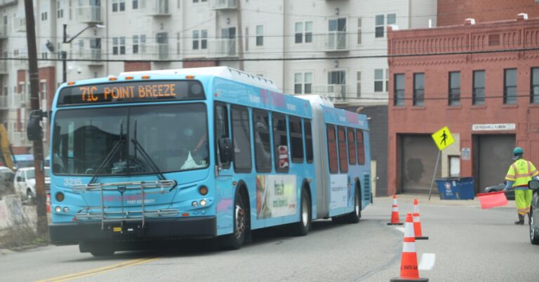 피츠버그 지역 대중 교통은 예산 조치 동안 서비스 삭감을 피하기 위해 Pa. Fund로 바뀝니다.
    



