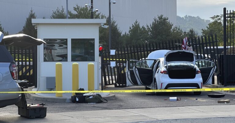 피츠버그의 FBI 건물 게이트에 운전자를 램에 램을 램프 후 구금 된 용의자
    


