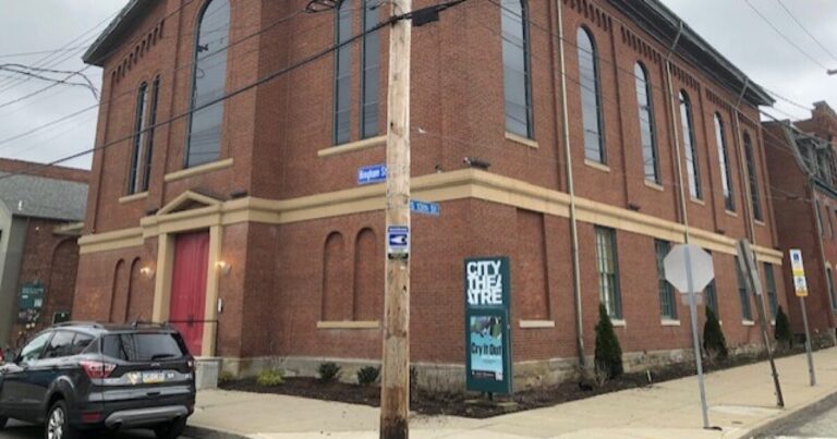 피츠버그의 곤경에 처한 무대 극단에 앞서 나오는 것은 무엇입니까?
    


