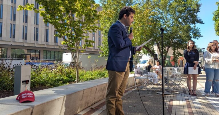 피트 칼리지 공화당은 운동가 찰리 커크 (Charlie Kirk)를 위해 경계를 가졌다
    


