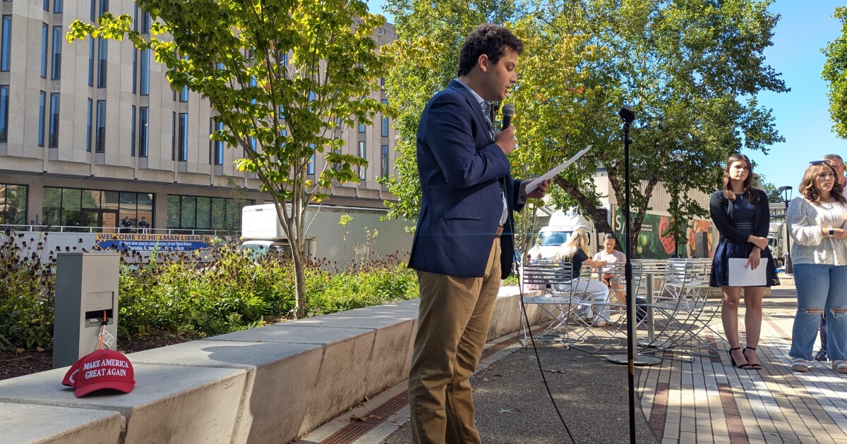 피트 칼리지 공화당은 운동가 찰리 커크 (Charlie Kirk)를 위해 경계를 가졌다