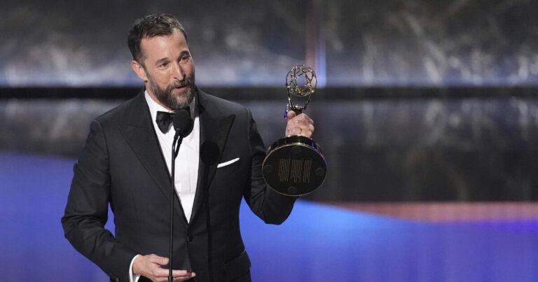 '피트'는 Emmys에서 최고의 드라마를 얻습니다. 노아 와이 (Noah Wyle)는 드라마에서 최고의 배우를 데려갑니다 
    


