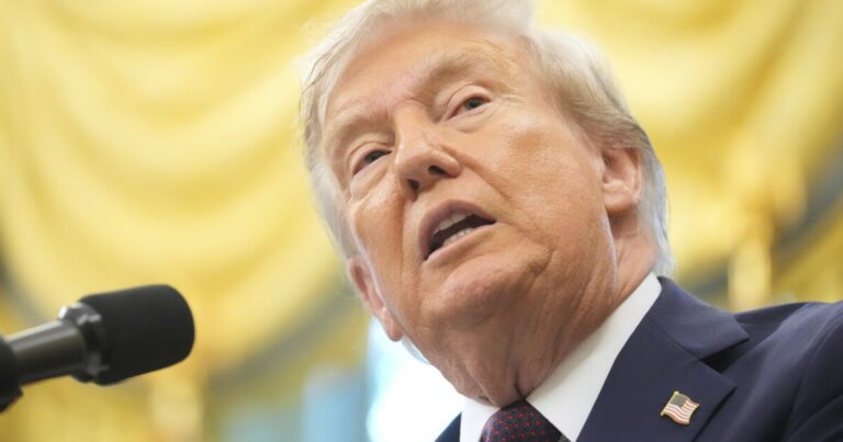 항소 법원은 트럼프가 베네수엘라를 추방하기 위해 외계인 적법의 사용을 차단합니다.
    


