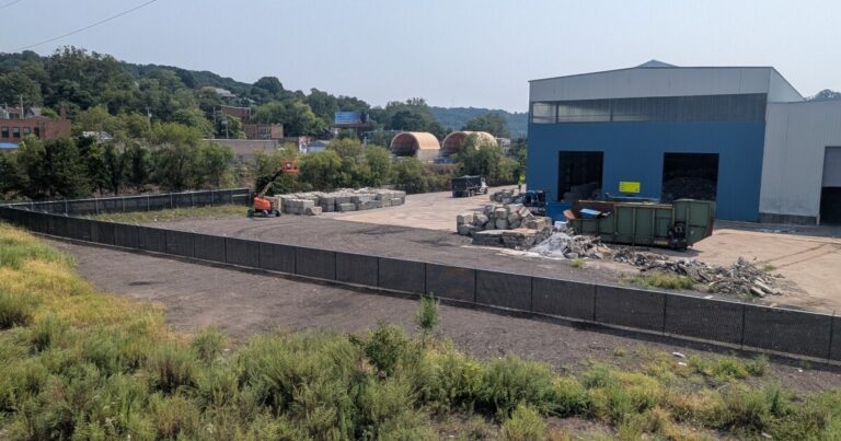 헤이즐 우드 재활용 센터 
    


