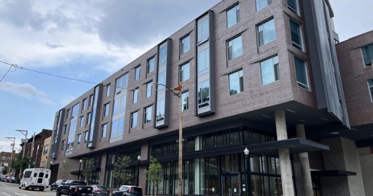 Allegheny 카운티 공무원은 '500 in 500' 계획의 주택 성공을 환영합니다.
    


