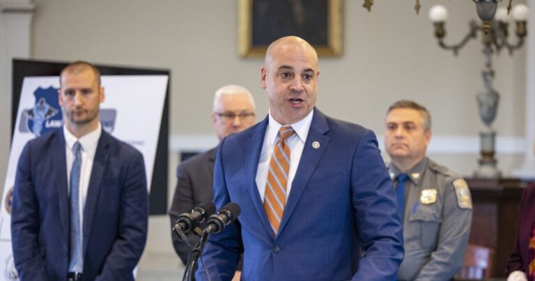 Pa. 법무 장관 Dave Sunday가 새로운 정신 건강 전환 프로그램을 시작합니다.
    


