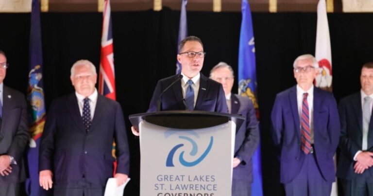 Shapiro 주지사가 오대호를 감독하는 미국-캐나다 파트너십을 이끌도록 선출되었습니다.
    


