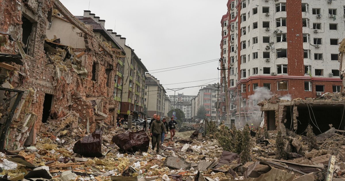 Zelenskyy가 세상이 '눈을 맹목적으로 돌리지 말라고'촉구함에 따라 러시아의 파업은 우크라이나에서 4를 죽입니다.