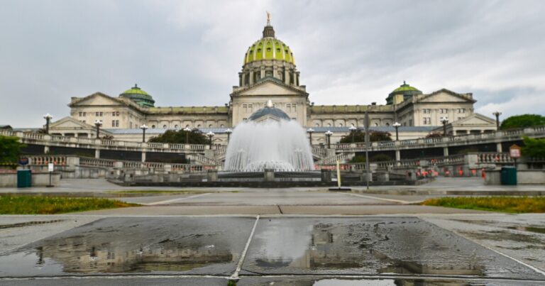 가정 폭력 피해자들이 펜실베니아 상원에서 동결된 실업 수당을 받을 수 있도록 돕는 계획 - 다시 한 번
    


