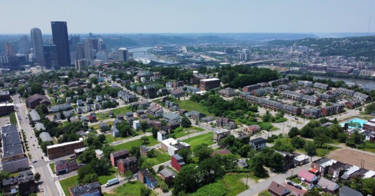 교육, 인력 및 개발을 위한 Hill District 기금에서 100만 달러 이상
    


