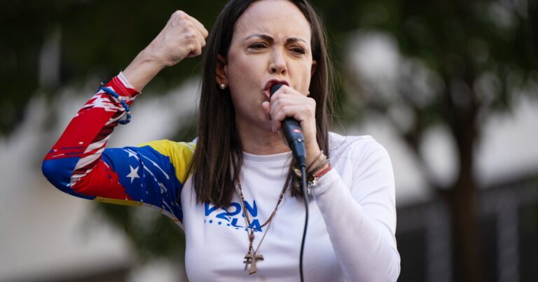 노벨상 수상자 마차도는 베네수엘라가 현 정권 하에서 '혼돈'에 빠져 있다고 말했다.
    


