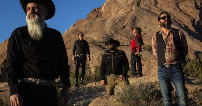 로스 앙헬레스: 스파게티 컴비아(Spaghetti Cumbia), 문화 융합의 반다
    


