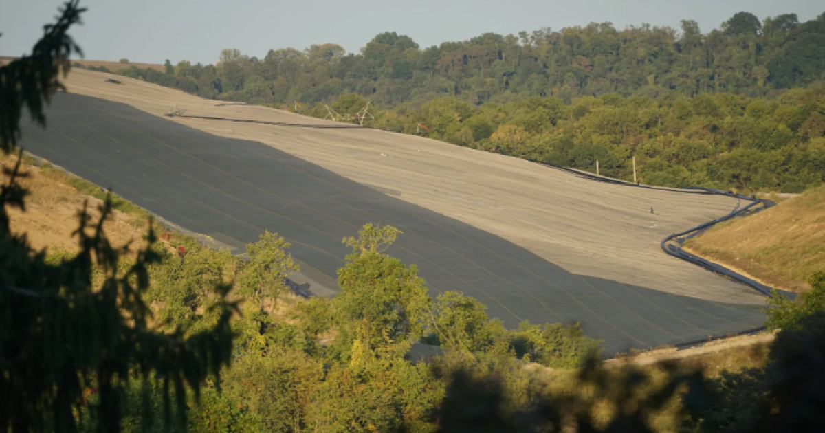몬 강둑을 따라 매립지에서 폐기물을 파쇄하는 작업이 다시 한번 오염 문제를 야기합니다.