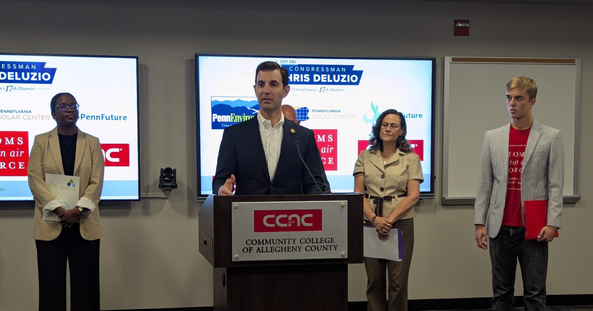 미국 대표 Chris Deluzio는 돈을 절약하고 기후 변화를 해결하는 방법으로 태양열을 강조합니다.