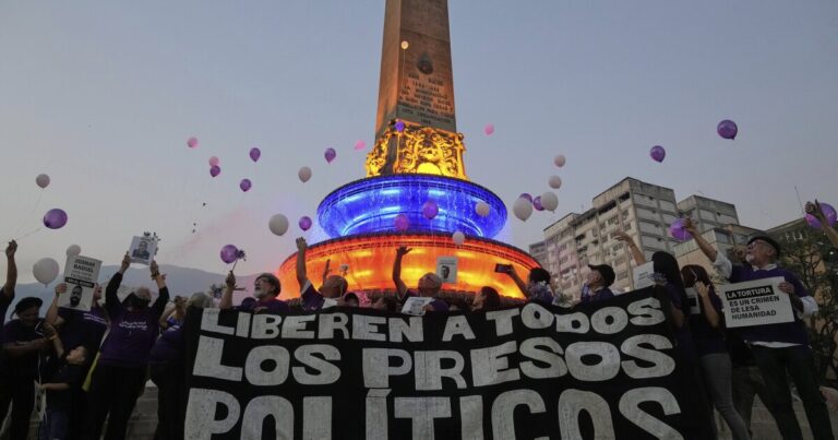 미국의 압력이 가해지면서 베네수엘라의 외국 '인질'은 불확실성이 커지고 있습니다.
    



