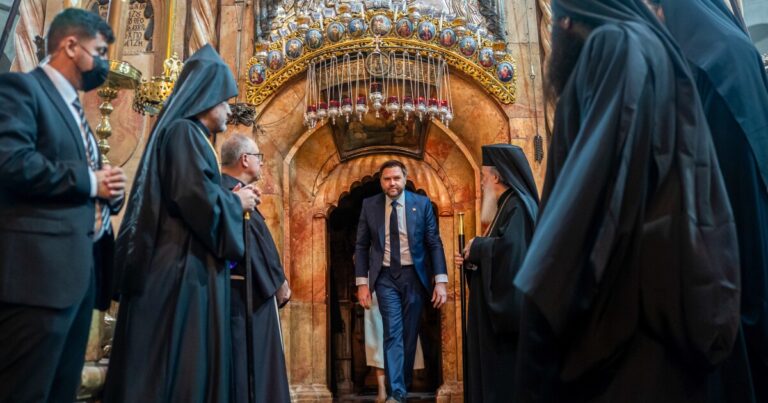 밴스는 서안지구 합병에 대한 이스라엘 의회 표결을 '모욕'이라며 비난했다.
    


