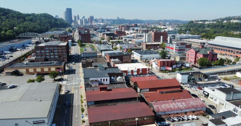 법원 명령으로 스트립 지구 Penn Ave.의 '규모 조정' 프로젝트의 길을 열었습니다.
    


