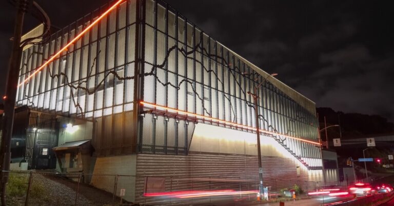 새로운 Duquesne Light 변전소는 다운타운의 그리드 복원력을 향상시킬 것을 약속합니다.
    


