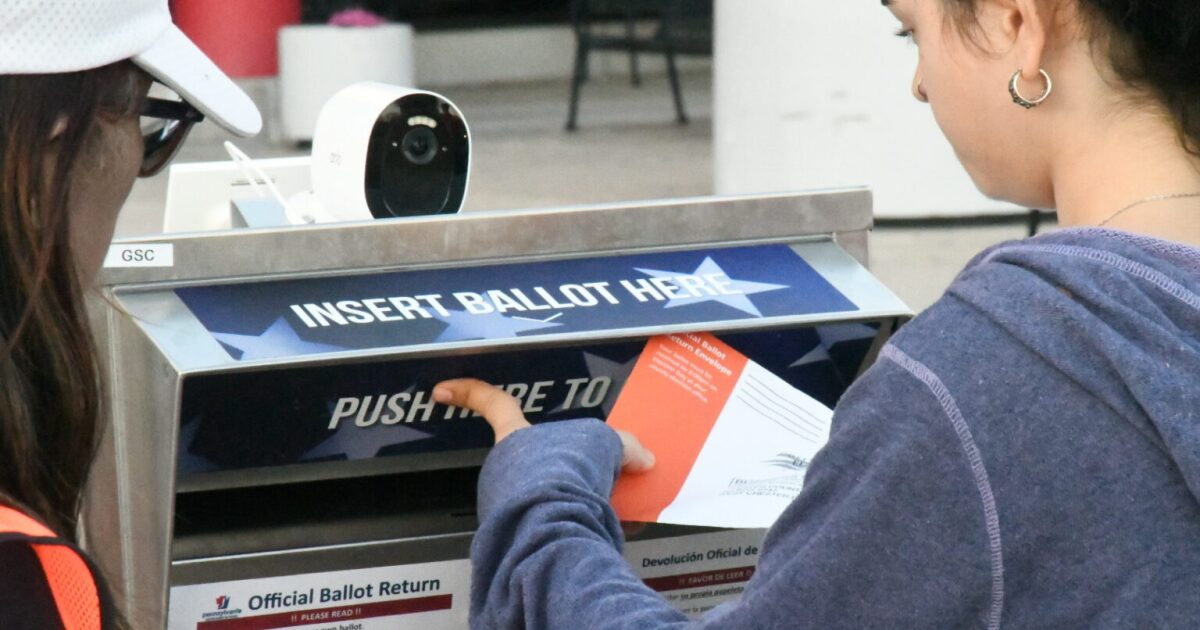 선거 관리 공무원은 우편 인 투표 용지가 따로 보관되면 유권자에게 알리고, 고등 법원 규칙