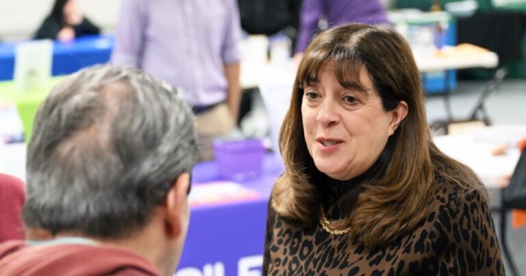 앨러게니 카운티 주 하원 민주당 소속 아니타 쿨릭(Anita Kulik)은 내년에 은퇴할 계획이다
    


