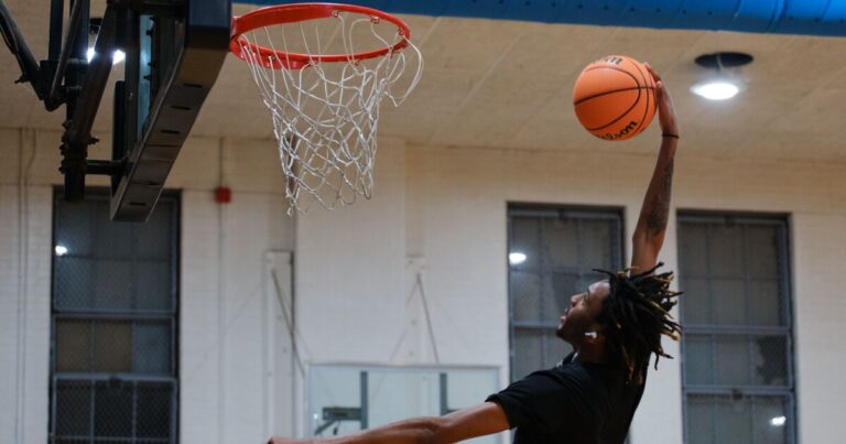 야간 농구 피츠버그의 새로운 사우스 사이드 공공 안전 노력 중 하나
    


